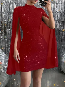 Vestido mini rojo brillante con cuello alto y capa, elegante vestido de fiesta ajustado.