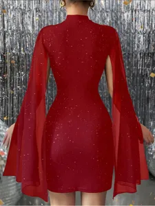 Vestido corto rojo de cuello alto con purpurina y mangas de capa transparentes