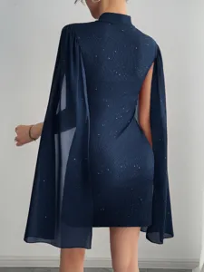Elegante vestido corto azul oscuro con purpurina, cuello alto y mangas capa transparentes.