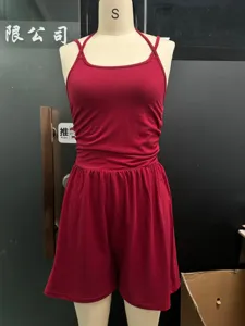 Combinaison short rouge sans manches pour femme, design sportif et décontracté à la taille.