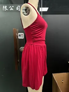 Femme short combishort rouge uni sans manches cintrée style décontracté pour été.