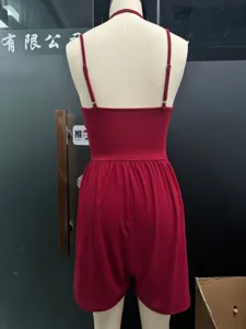 Vue arrière du combishort décontracté sans manches et ajusté en couleur unie pour tous les jours.