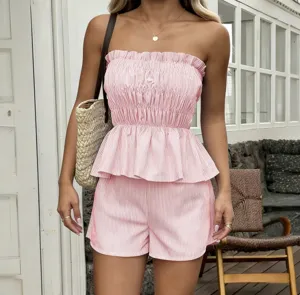 Ensemble haut tube sans bretelles à rayures roses et short assorti, tenue d'été chic et élégante.