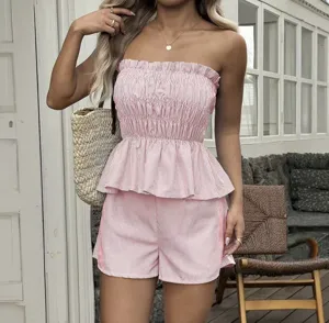 Vue détaillée de l'ensemble élégant haut bandeau rayé rose et blanc et short décontracté.