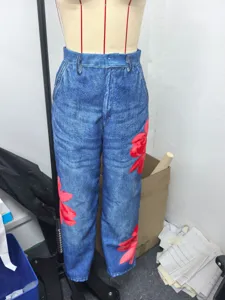 Lassige weite Hosen mit Vintage-Denim-Druck und lebendigen roten Blumenmustern.