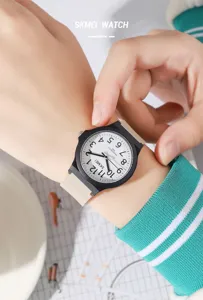 Montre quartz minimaliste SKMEI pour étudiants avec bracelet en silicone étanche 50m.