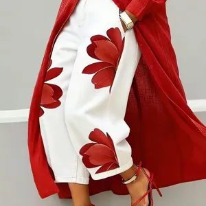 Modische Damen Weitbein-Hose mit rotem Blumenprint, kombiniert mit langem roten Mantel.
