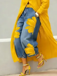 Lässige weite blaue Damen Jeans Hose mit auffälligem gelbem Blumenmuster und Taschen.