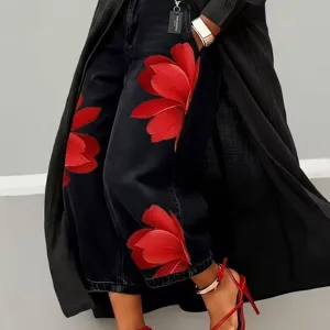 Detailansicht schwarzer Damen Jeanshosen mit auffälligem rotem Blumenprint, lässig und schick.