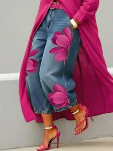 Detailansicht der stylischen Jeans mit Blumenmuster und dazu passendem langen pinken Hemd.