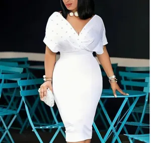 Elegantes weißes V-Ausschnitt Kurzarm Bodycon Partykleid mit funkelnden Strasssteinen.