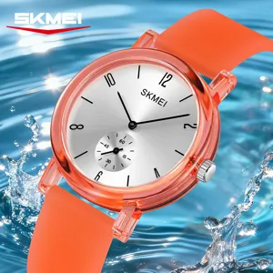 Montre à quartz minimaliste SKMEI avec bracelet en silicone orange et boîtier transparent.