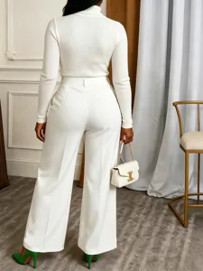 Vista posteriore dettagliata di pantaloni eleganti bianchi a vita alta e gamba larga.