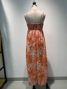 Vue de dos de la robe longue estivale à fleurs pour femmes, bretelles fines, taille haute.