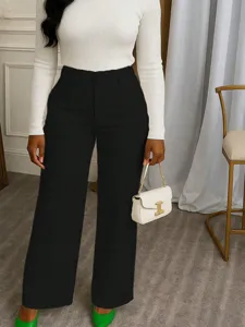 Dettaglio pantaloni neri a vita alta con gamba larga, taglio sartoriale ed elegante.