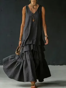 Detailansicht des ärmellosen Damen Maxikleids mit Stufen in dunklem Grau, eleganter Look.