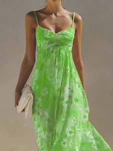 Vue détaillée de la robe longue camisole florale vert vif avec buste froncé et taille.