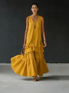 Damen gelbes ärmelloses gestuftes Maxikleid, loses sommerliches Freizeitkleid Hauptansicht.