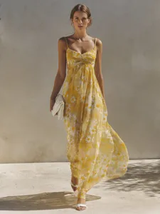 Vue détaillée d'une robe nuisette florale jaune avec buste froncé et longue coupe.