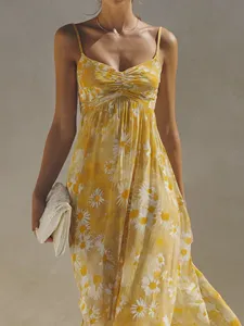 Robe longue d'été à fleurs avec col en U et taille haute pour un look de vacances idéal.