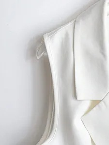 Nahaufnahme Detail eines eleganten weißen ärmellosen Blazer Weste mit Reverskragen Stil.