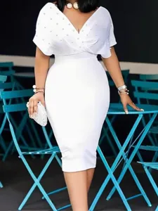 Elegantes weißes V-Ausschnitt Kurzarm Midi-Kleid mit Perlenbesatz für Damenmode.
