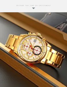 Dettaglio dell'orologio al quarzo dorato con cinturino in acciaio, quadranti e indici chiari.