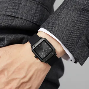 Ανδρικό ρολόι quartz SKMEI με μαύρο τετράγωνο καντράν και άνετο λουράκι σιλικόνης.