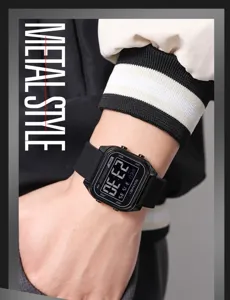 Orologio digitale uomo SKMEI dettaglio polso, quadrante quadrato nero con funzioni sportive.