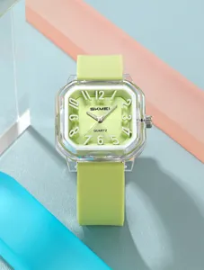 Primo piano dettaglio del fresco orologio al quarzo verde chiaro con cassa trasparente e cinturino.