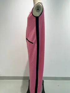 Tuta rosa senza maniche con strisce laterali nere e pratiche tasche con cerniera.