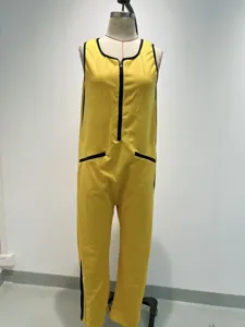 Dettaglio tuta casual senza maniche gialla, con scollo tondo e zip frontale per un look comodo.
