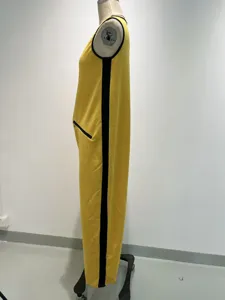 Vista di dettaglio laterale di una tuta ampia gialla smanicata con strisce a contrasto.