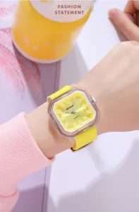 Orologio al quarzo giallo SKMEI dettaglio ravvicinato con cassa quadrata trasparente e cinturino.