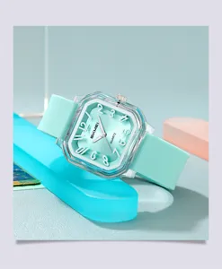 Orologio al quarzo quadrato trasparente SKMEI con cinturino in silicone verde menta.