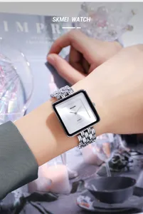 Détail de la montre quartz carrée pour femme SKMEI avec bracelet métallique argenté élégant.