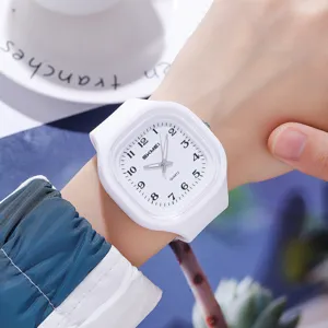 SKMEI Τετράγωνο Ρολόι Quartz για Άνδρες Γυναίκες Μόδα Απλό Ins Στυλ Λουράκι Σιλικόνης Ακαδημαϊκό Στυλ Φοιτητικό Αδιάβροχο Ρολόι Χειρός