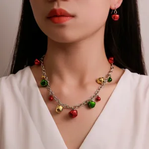 Set collana e orecchini con campanelle di Natale, gioielli moda colorati natalizi.