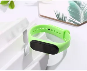Grünes Silikon Smart Fitness Tracker Armband Detailansicht mit verstellbarem Band und Display.