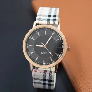 Montre quartz femme tendance avec bracelet en tissu à carreaux classique et cadran noir élégant.