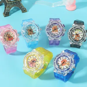 Orologio al quarzo trasparente colorato con simpatico quadrante, vista dettaglio.