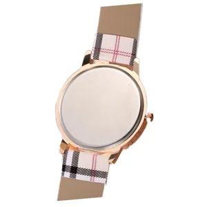 Montre quartz femme mode avec bracelet en tissu écossais classique et boîtier doré rose.