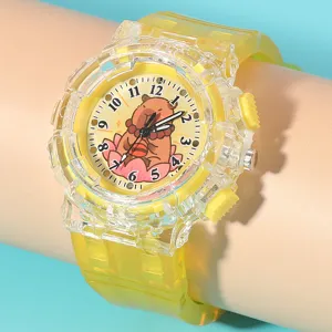 Primo piano del quadrante carino con capibara e del cinturino giallo trasparente dell'orologio.