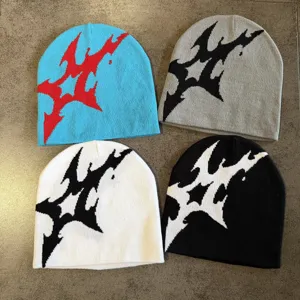 Nahaufnahme von Y2K Streetwear Strickmuetzen mit auffallendem Flammenmuster, weich.