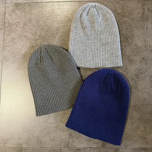 Gemütliche Rippstrick-Mützen in Hellgrau, Dunkelgrau und Blau, stylische Oversize-Mützen.