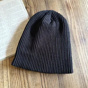 Nahaufnahme Detail der dunkelgrauen gerippten Strickmütze, stilvolle dicke Wintermütze.