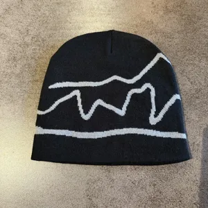 Vista dettagliata del berretto in maglia a onde rétro americano, caldo cappello.