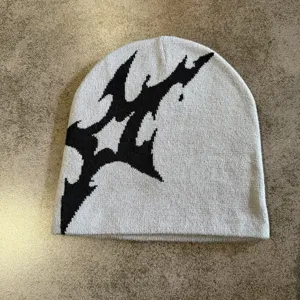 Amerikanische Streetwear Strickmütze Beanie, schwarz-weiße Sternmuster warme Wintermütze.