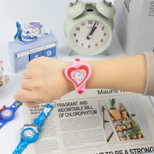 Orologio al quarzo per bambini cuore rosa carino con quadrante colorato e cinturino in silicone