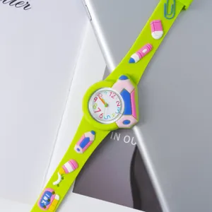 Orologio al quarzo per bambini in silicone colorato con simpatici disegni di cancelleria.